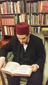 Antikalifen läser stor bok 2